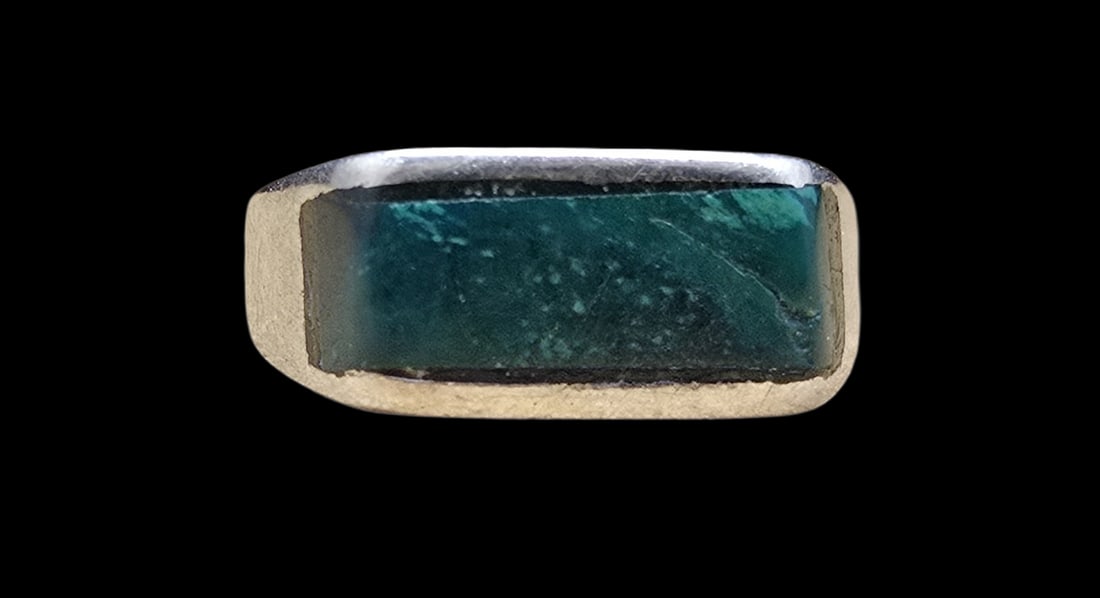 Vintage Sterling Silver & Green Gemstone Ring: Very good vintage condition with minor patina according to age. The ring is a size 3.5 and weighs ca. 2 grams. Marked for Sterling Silver.