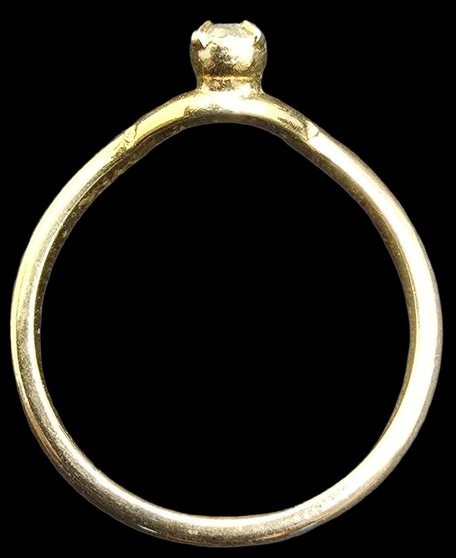 Stylish Vintage Goldplated Costume Jewelry Ring /w Clear Gemstone: Very good vintage condition with minor patina according to age. The ring is a size 5 and weighs ca. 0.9 grams.
