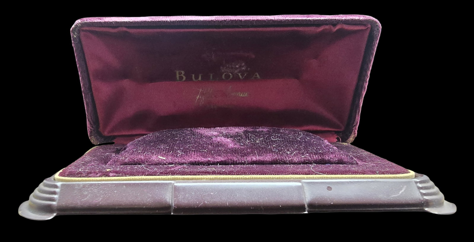 Gorgeous Vintage BULOVA Purple Velvet Case: Very good vintage condition with minor patina according to age. Measures approx. 2" high and 4" wide and weighs ca. 120 grams.