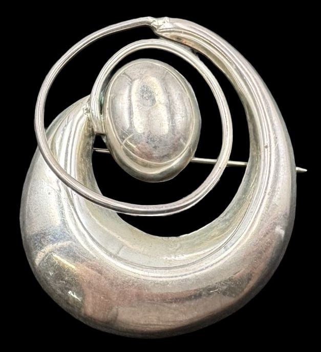 Vintage Mexican Mid-Century Modern 925 Sterling Silver Brooch: Very good vintage condition with minor patina according to age. Measures approx. 2 1/8" long and 1 3/4" wide and weighs ca. 25.7 grams. Marked for 925 Sterling Silver