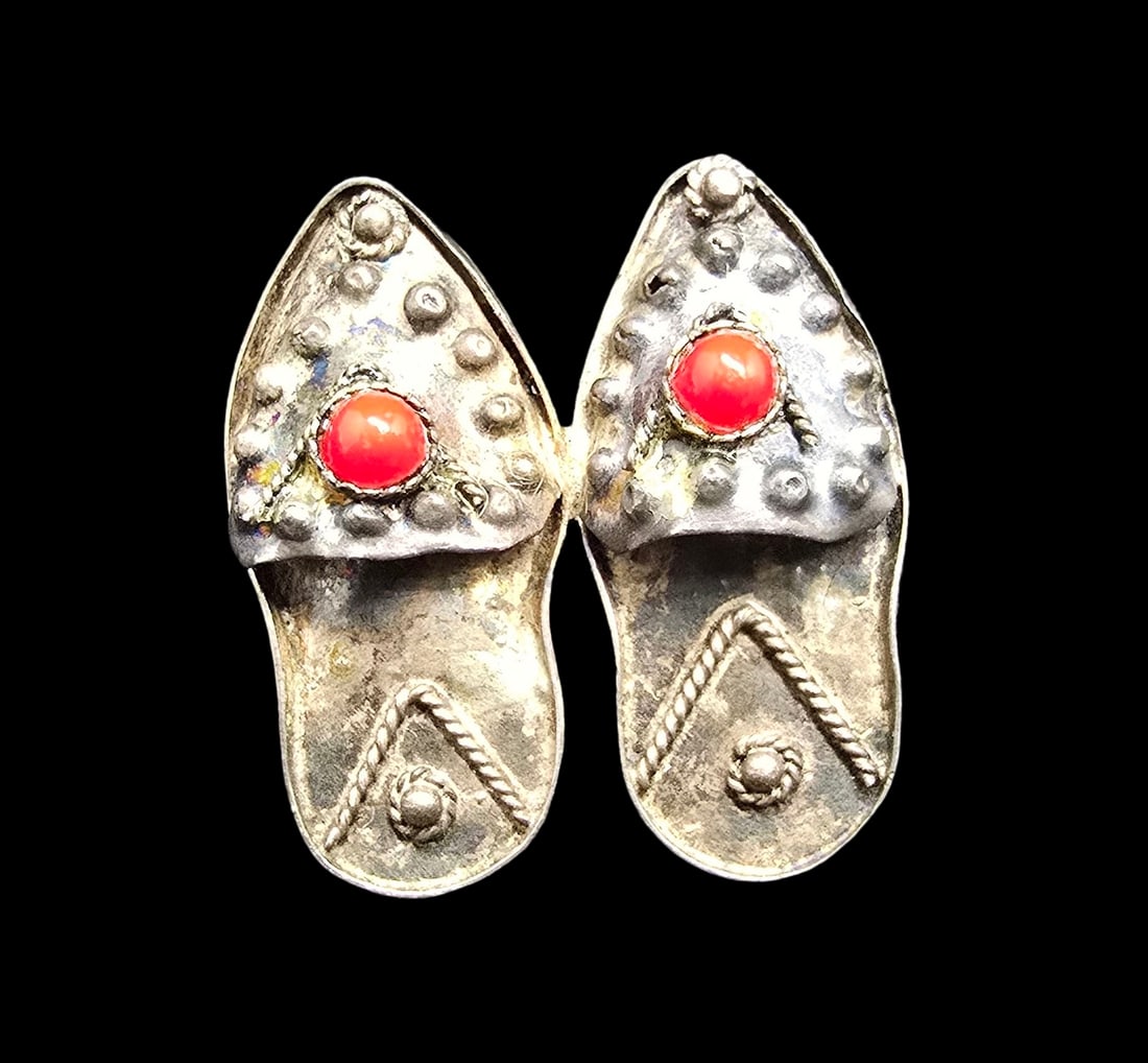 Whimsical Antique Sterling Silver & Red Gemstone Slipper Shoes Pin: Very good vintage condition with minor patina according to age. Measures approx. 1" long and weighs ca. 2 grams. Marked.