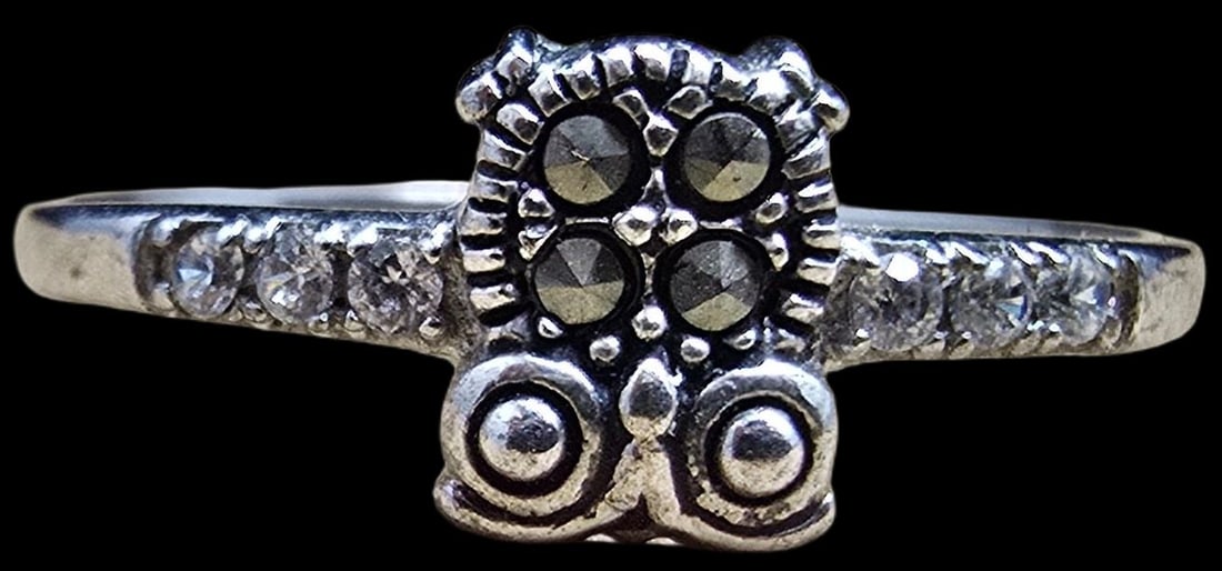 Unusual Vintage Sterling Silver & Macarsite Ring: Very good vintage condition with minor patina according to age. The ring is a size 7 and weighs ca. 1 grams. Marked for Sterling Silver.