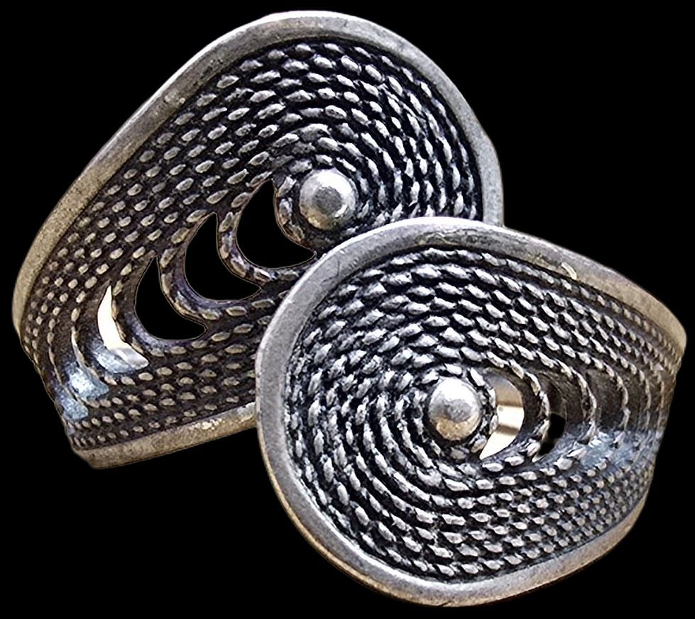 Stunning Vintage BEAU Sterling Silver Filigree Designer Ring: Very good vintage condition with minor patina according to age. The ring is a size 6.5 and weighs ca. 2.5 grams. Marked for Sterling Silver & Designer.