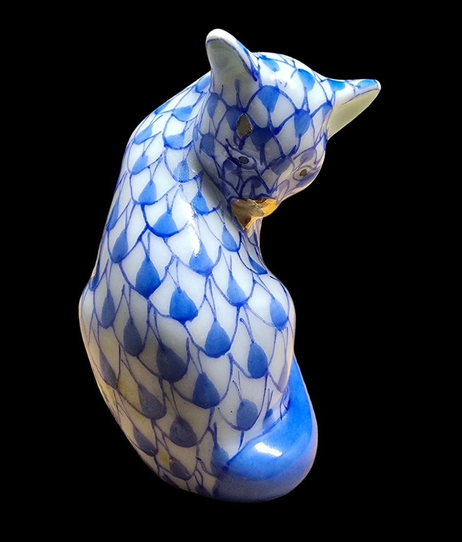Beautiful Vintage HEREND Hungary Blue Fishnet Porcelain Cat Figurine (1 of 4)