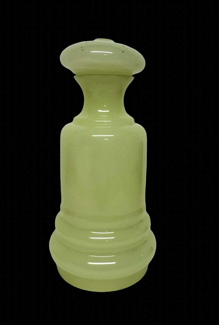 Very Rare Vintage European Vaseline / Uranium Glass Lamp Shade & Lamp Finial: Very good vintage condition; no chips, cracks, or repairs. Measures approx. 4.5" long, 4.5" wide, 9.5" high. UV active.