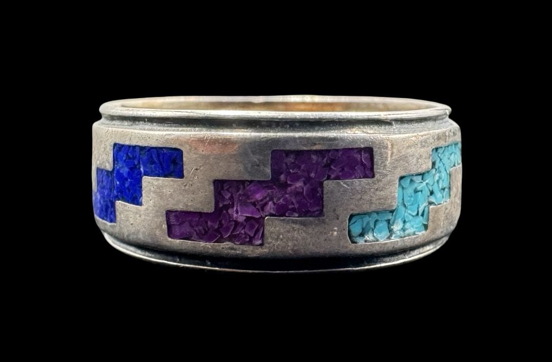 Stunning Vintage Native American Sterling Silver & Inlaid Gemstone Designer Band Ring: Very good vintage condition with minor patina according to age. Weighs ca. 8 grams. The ring is a size 10. Marked for Sterling Silver.