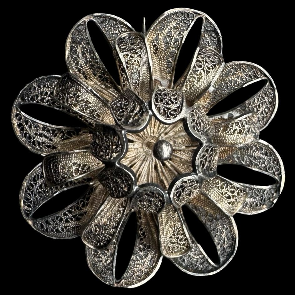 Gorgeous Ornate Vintage European 800 Silver Filigree Brooch / Pin: Very good vintage condition with minor patina according to age. Measures approx. 1 1/4" in diameter x 1/4" deep and weighs ca. 7.6 grams.Tested for a minimum of 800 Silver.