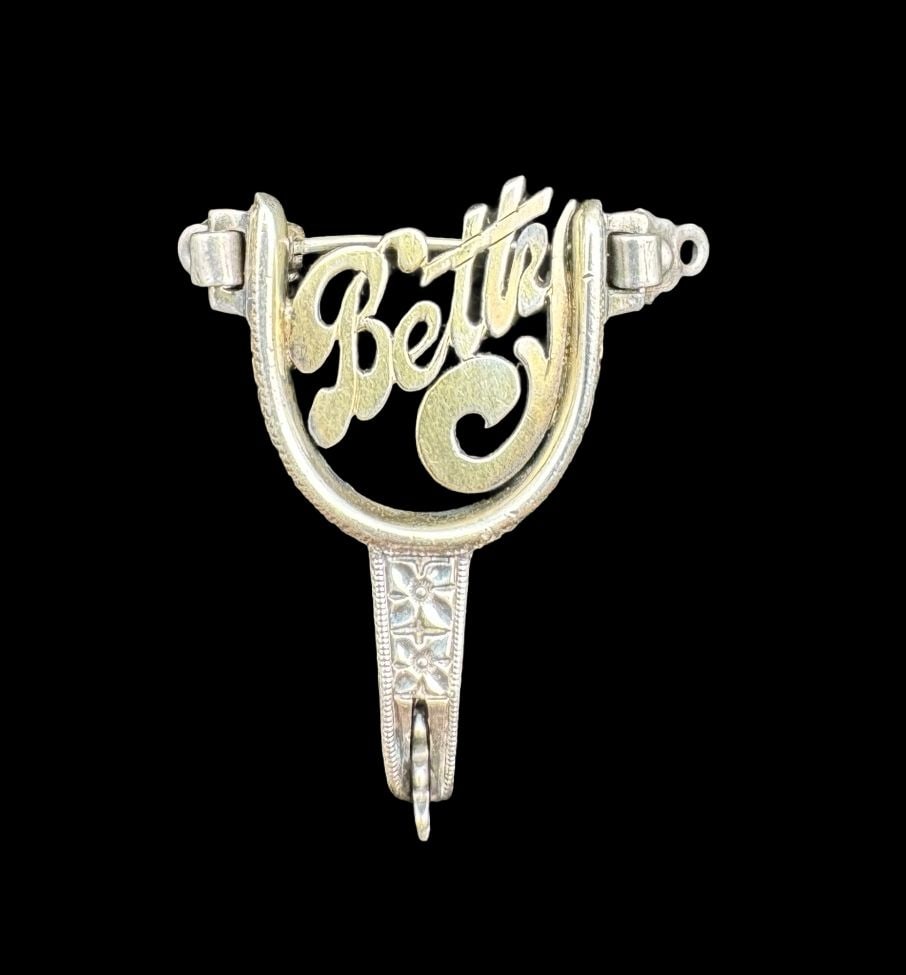 Ornate Vintage Holland's Texas Gilt Sterling Silver Minature Spurs Brooch Betty: Very good vintage condition with minor patina according to age. Measures approx. 1 1/2" long and 1 1/4" wide and weighs ca. 7.9 grams. Marked for Sterling Silver.