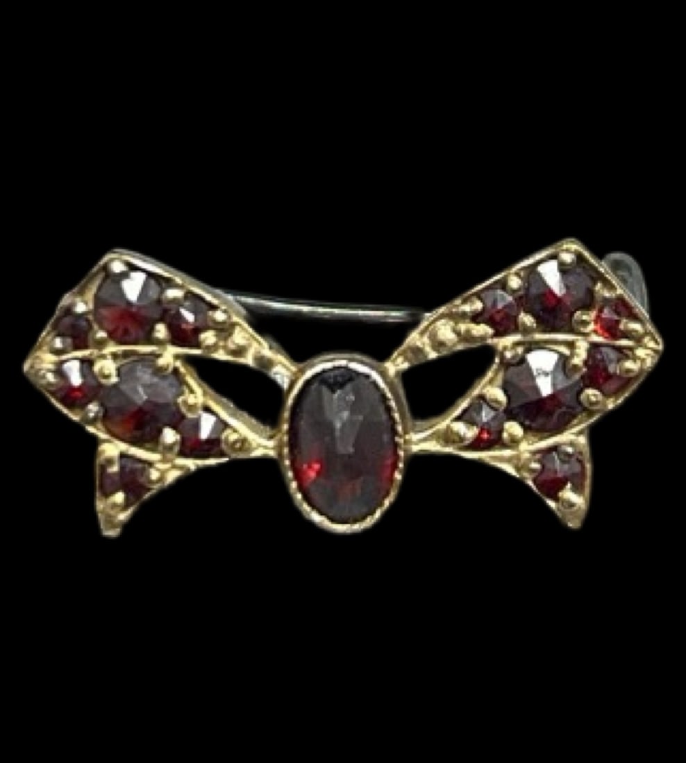 Gorgeous Vintage 900 Silver & Red Garnet Bow Pin Brooch: Good vintage condition with minor patina according to age; missing the pin. Measures approx. 1/2" long x 1" wide and weighs ca. 2.6 grams. Marked for 900 Silver.