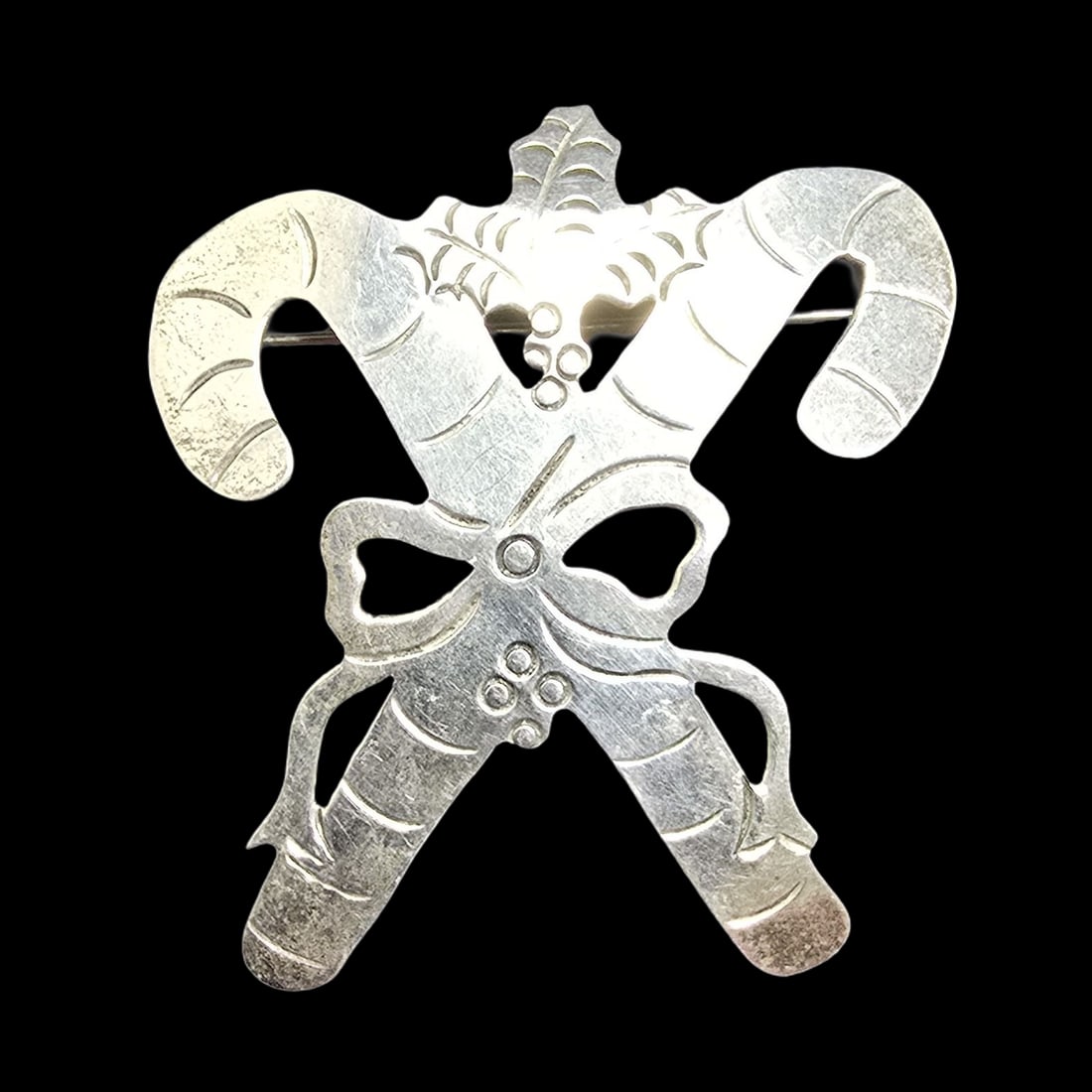 Ornately Engraved Vintage MEXICO Sterling Silver Candy Cane Brooch: Very good vintage condition with minor patina according to age. Weighs ca. 9.5 grams. Marked for MEXICO Sterling Silver.
