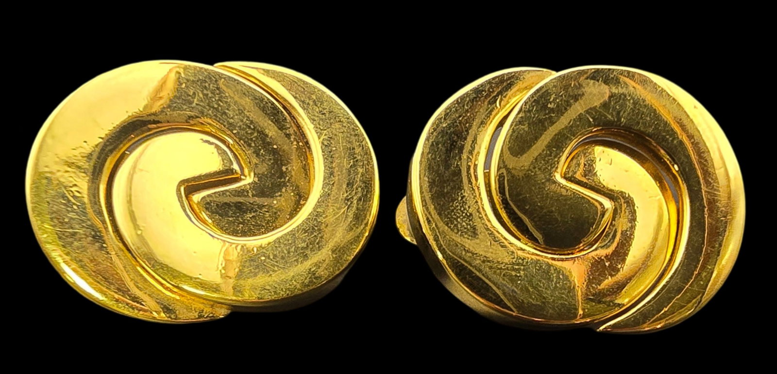 Unusual Vintage 1980s CAROLEE Goldtone Metal Designer Earrings: Very good vintage condition with some patina according to age, please see pictures. Each measures approx. 1" long x 3/4" wide and the jointly weigh ca. 11.5 grams. Signed.