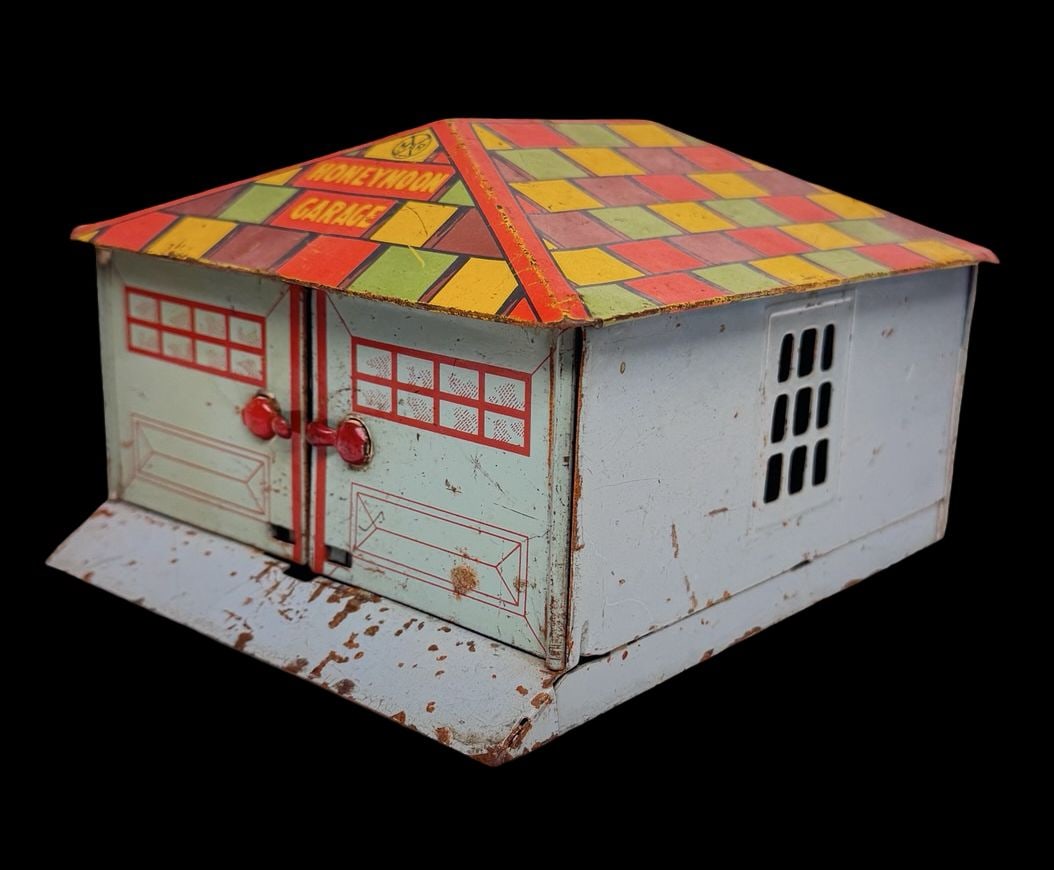 Vintage ca. 1935 MARX Honeymoon Garage Pressed Steel Toy: Good vintage condition with wear and patina according to use and age, please see pictures. Measures approx. 7 1/2" long and 6" wide and 4 1/2" high.