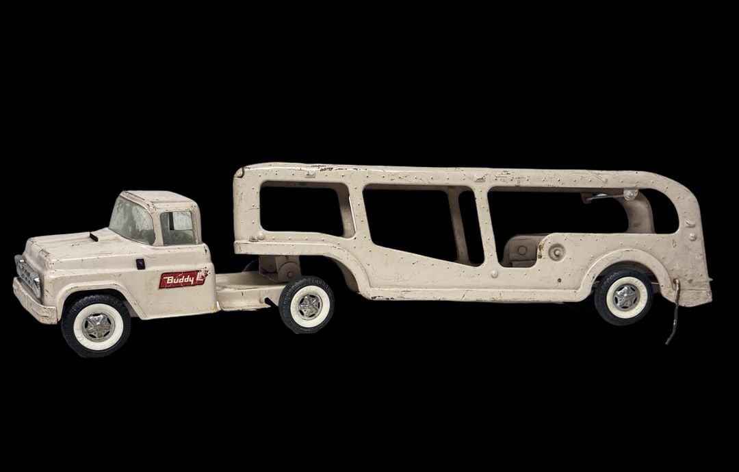 Vintage ca. 1960 BUDDY L Car Carrier Auto Transport Tractor Trailer Toy: Good vintage condition with wear and patina according to use and age, please see pictures. Measures approx. 27" long and 5" wide and 5" high.