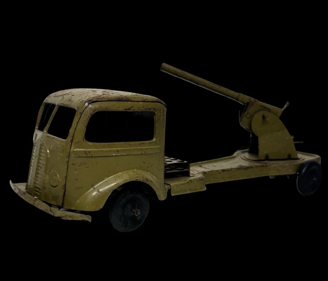 Antique KINGSBURY Pressed Steel Wind-Up Army Cannon Truck Toy: Good antique condition with wear and patina according to use and age, please see pictures. Measures approx. 14 1/2" long and 5 1/2" wide and 5" high.