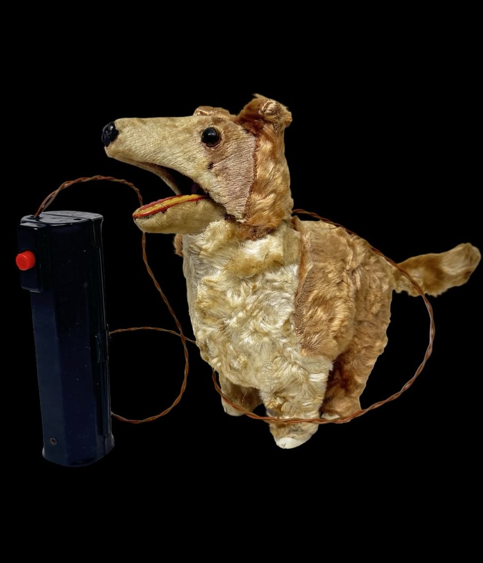 Vintage Lassie Dog Battery Operated Toy: Good vintage condition with wear and patina according to use and age, please see pictures. Measures approx. 10" long and 3" wide and 7" high.
