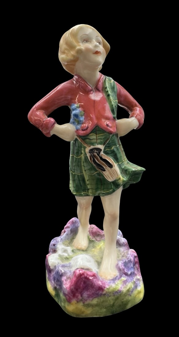 Vintage ROYAL WORCESTER Porcelain Scotland Figurine 3104: Very good vintage condition with minor patina according to age. Measures approx. 5 3/4" high x 2 1/2" wide. Marked for ROYAL WORCESTER 3104.