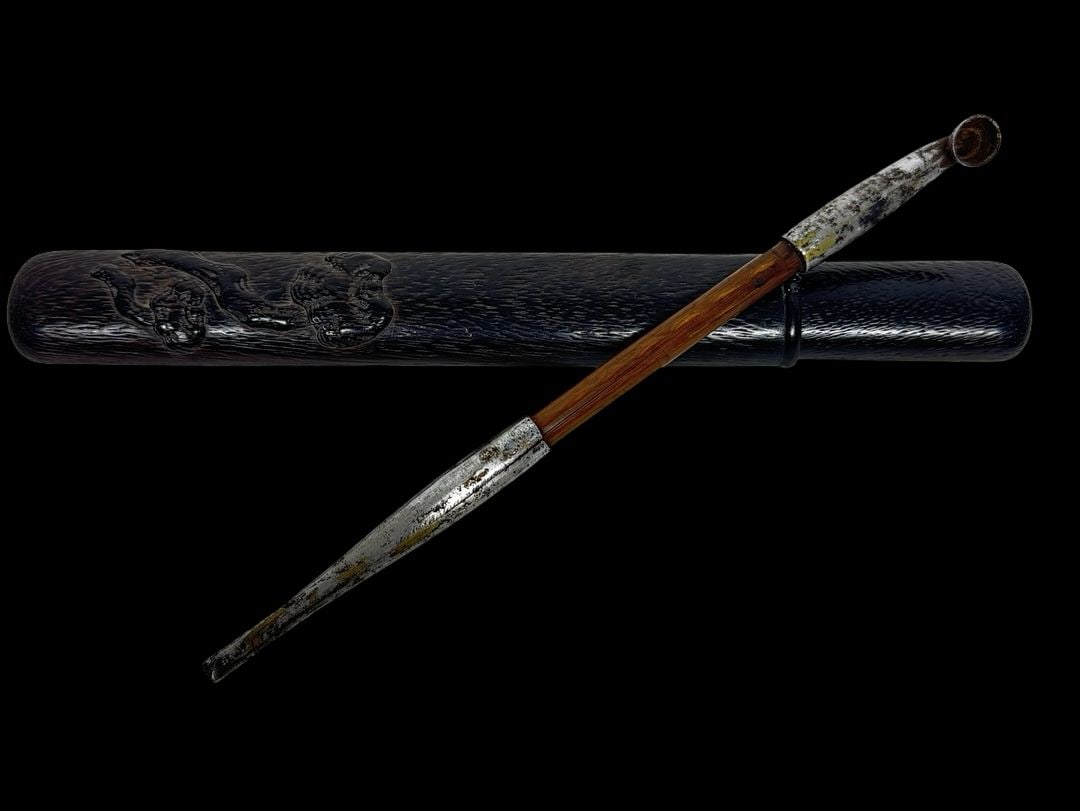 Rare Japanese Kiseruzutsu Pipe Case with Kiseru Opium Pipe: Very good vintage condition. Measures approx. 8.75" long, 1.25" wide, 1/2" high.