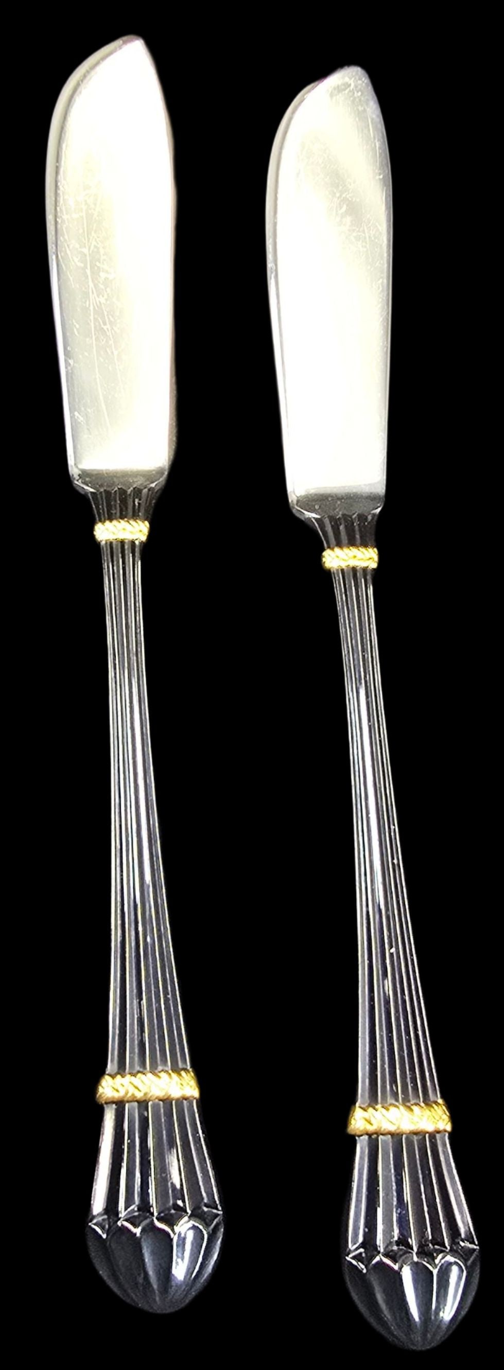 Stylish Pair of Vintage YAMAZAKI Japan Carouselle Pattern Butter Knives: Very good vintage condition with minor patina according to age. Each measures approx. 7" long. Marked.