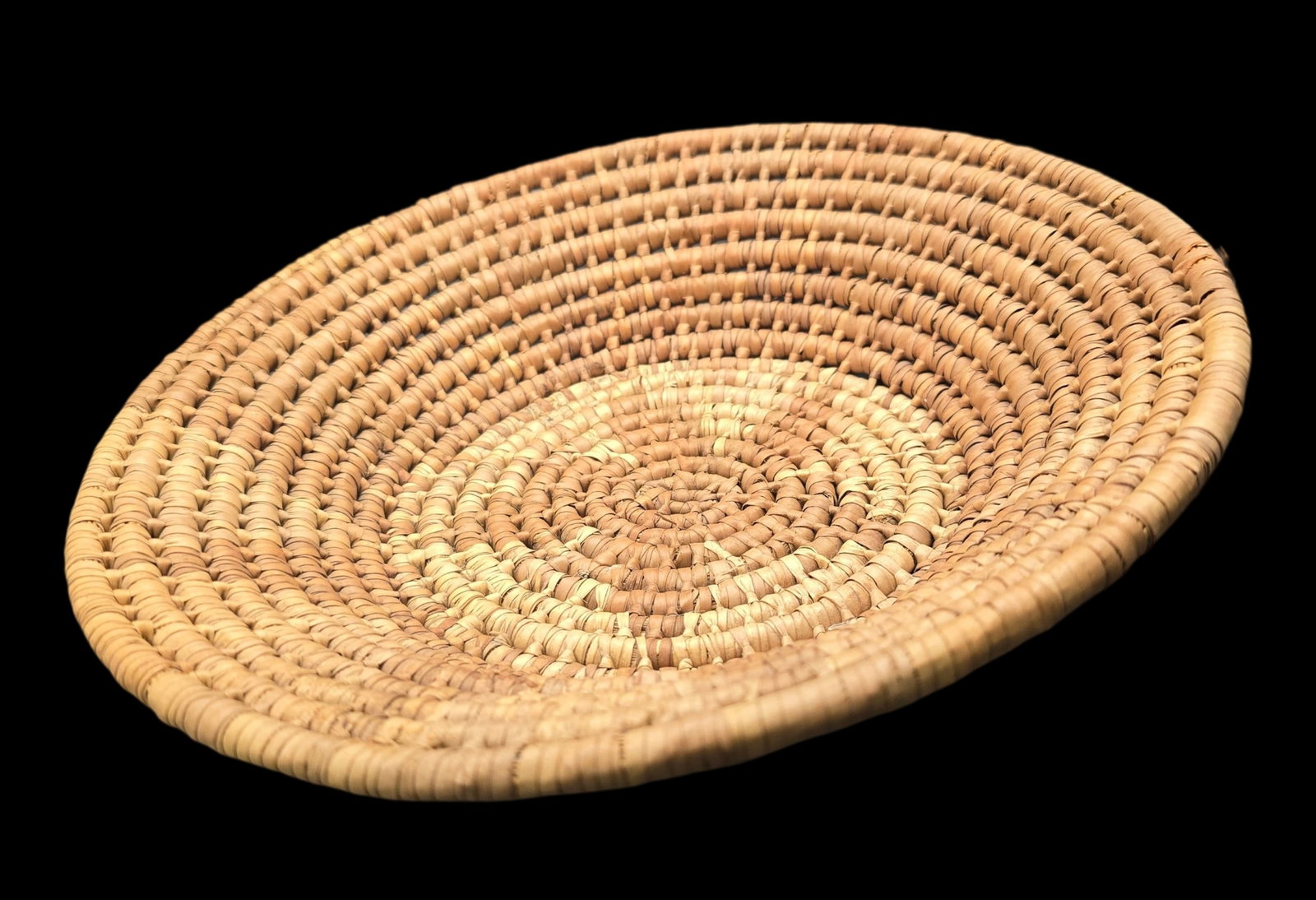 Beautiful Vintage Native American Handwoven Basket: Very good vintage condition with minor wear according to age, please see pictures. No damage or repairs. Measures approx. 9" in diameter.