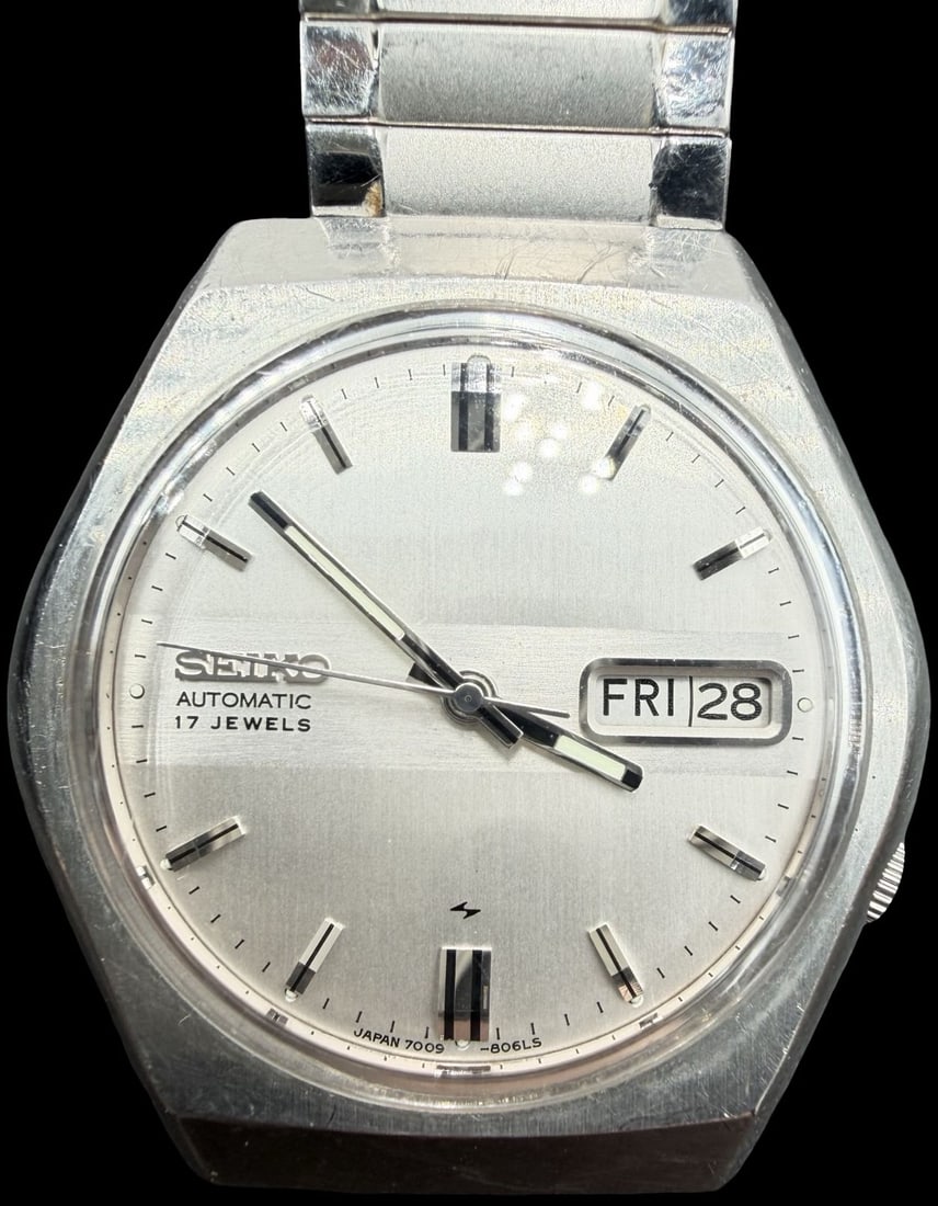 Gorgeous Vintage SEIKO Stainless Steel Gold Tone 17 Jewels Automatic w/ Stretchable Strap Quartz: Good vintage condition w/ patina and wear according to age and use, see pictures. Measures approx. 1" long and 1" wide. Marked for SEIKO. Watch isn't working.