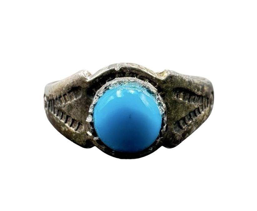 Beautiful Vintage Mid-Century Native American Navajo BELL TRADING CO. Sterling Silver & Turquoise: Good vintage condition w/ patina and wear according to age and use, see pictures. Measures approx. 1" long, 3/4" wide. Weighs approx. 1.8 grams. The ring is a size is 3. Marked for Sterling Silver.