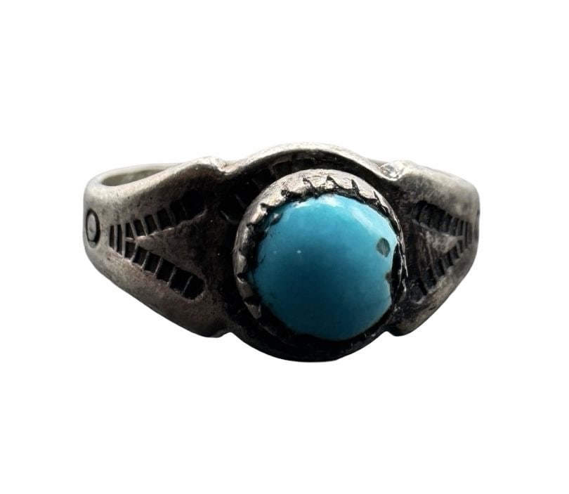 Beautiful Vintage Mid-Century Native American Navajo BELL TRADING CO. Sterling Silver & Turquoise: Good vintage condition w/ patina and wear according to age and use, see pictures. Measures approx. 3/4" long, 1/2" wide. Weighs approx. 1.72 grams. The ring is a size is 3.5 . Marked for Sterling Silv