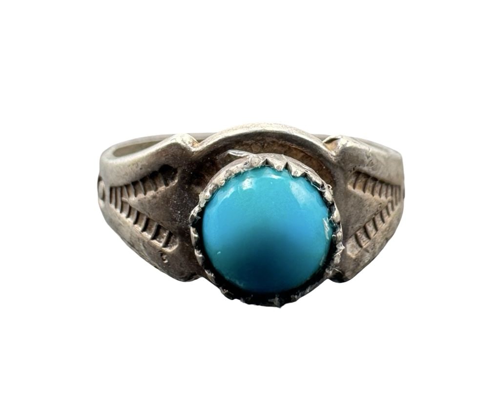 Beautiful Vintage Mid-Century Native American Navajo BELL TRADING CO. Sterling Silver & Turquoise: Good vintage condition w/ patina and wear according to age and use, see pictures. Measures approx. 1/2" long, 1/2" wide. Weighs approx. 1.66 grams. The ring is a size is 3. Marked for Sterling Silver.