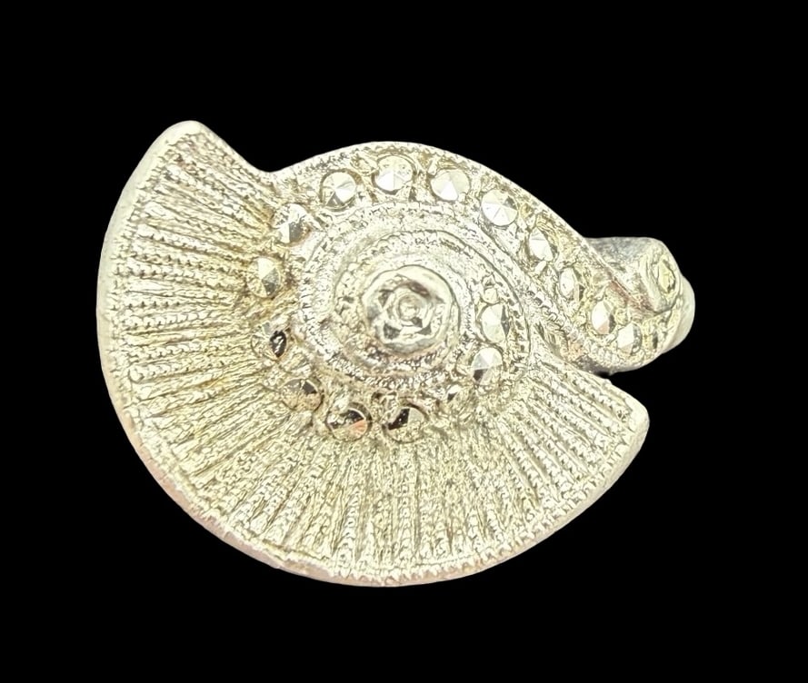 Gorgeous Ornate Vintage Sterling Silver & Marcasite Shell Shaped Ring: Good vintage condition w/ patina and wear according to age and use, see pictures. Measures approx. 3/4" long and 1/2" wide and weighs ca. 6.3 grams. The ring is a size 5 3/4. Marked Sterling Silver.