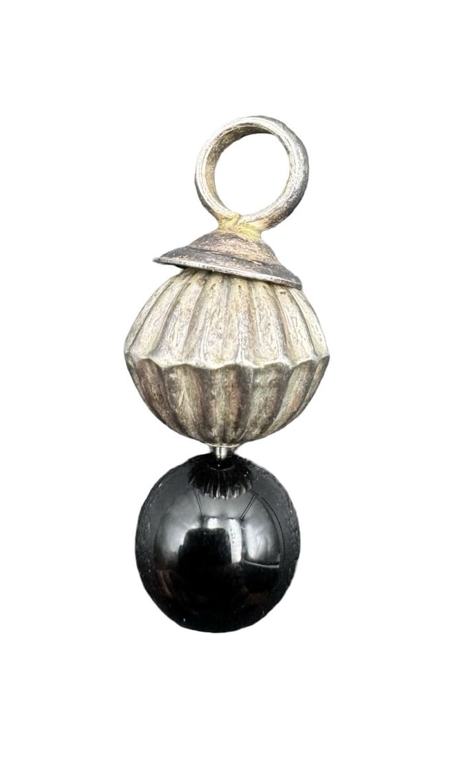 Stunning Vintage Sterling Silver & Black Gemstone Pearl Pendant: Good vintage condition w/ patina and wear according to age and use, see pictures. Measures approx. 1.5" long, 1/2" wide. Weighs approx. 3.65 grams. Tested for Sterling Silver.
