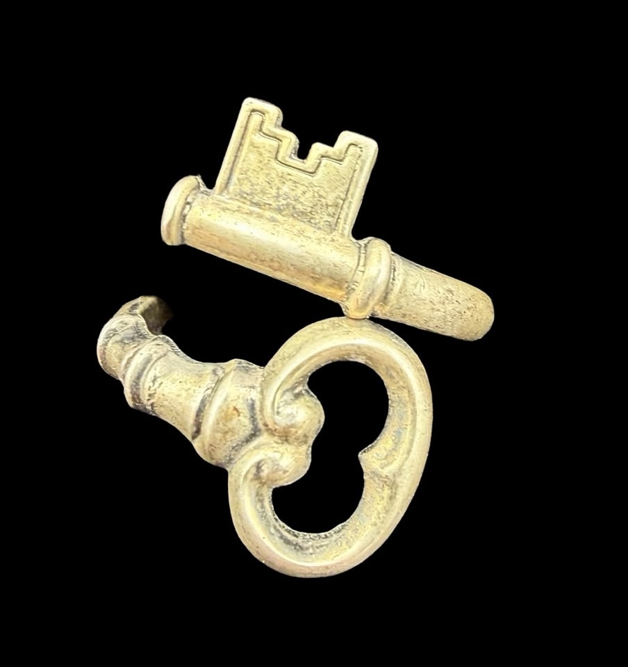 Stunning Ornate Vintage 1970s AVON Sterling Silver Key Shaped Ring: Good vintage condition w/ patina and wear according to age and use, see pictures. Measures approx. 3/4" long and 1/2" wide and weighs ca. 4.8 grams. The ring is a size 7 . Marked Sterling Silver & AVO