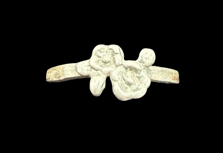Beautiful Ornate Vintage Sterling Silver Flower Shaped Ring: Good vintage condition w/ patina and wear according to age and use, see pictures. Weighs ca. 1.5 grams. The ring is a size 4 1/4. Marked Sterling Silver.
