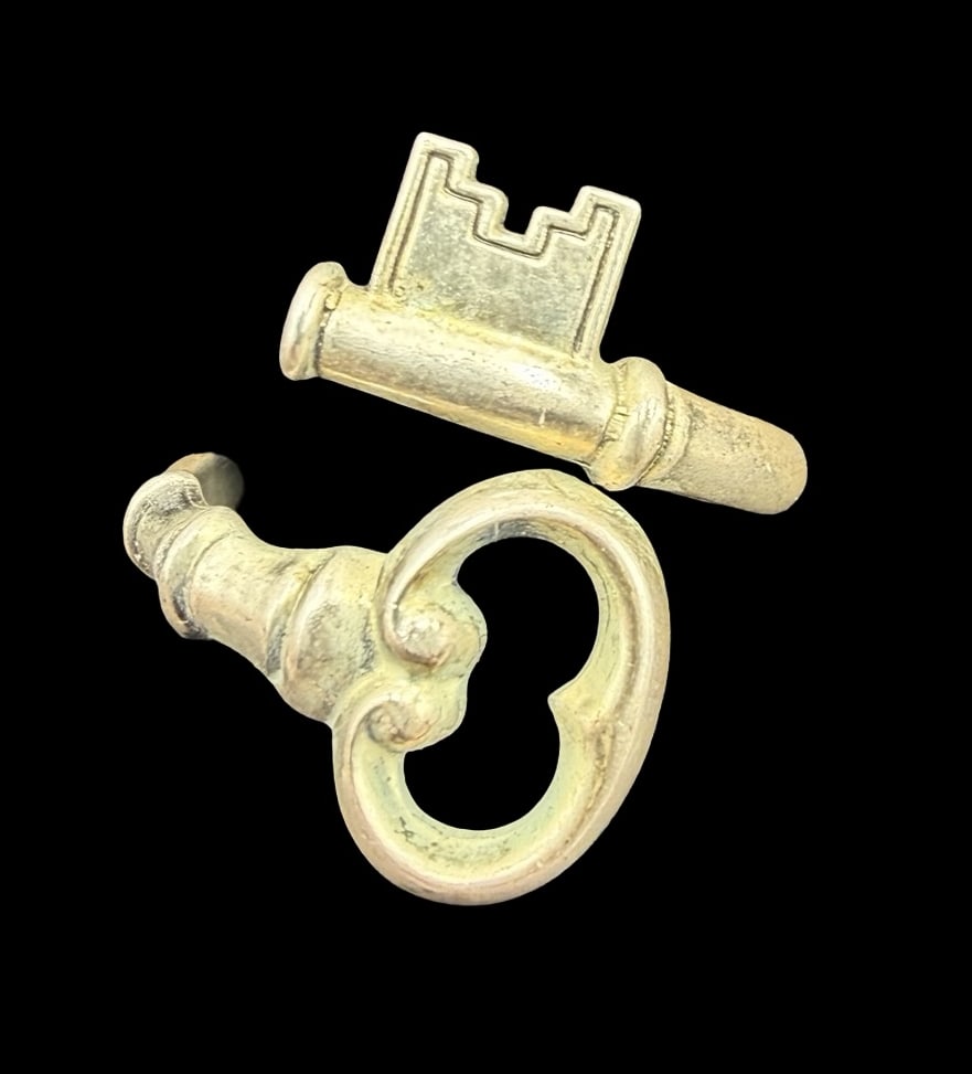 Stunning Ornate Vintage 1970s AVON Sterling Silver Key Shaped Ring: Good vintage condition w/ patina and wear according to age and use, see pictures. Measures approx. 3/4" long and 1/2" wide and weighs ca. 4.6 grams. The ring is a size 7 3/4. Marked Sterling Silver & 
