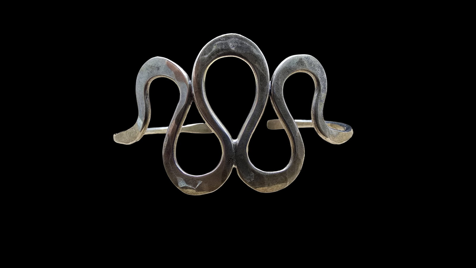 Beautiful Studio Artisan Hand Forged 925 Silver Infinite Loop Wavy Wire Cuff Bracelet: Good vintage condition w/ patina and wear according to age and use, see pictures. Measures approx. 2 1/2" wide and weighs ca. 14 grams. Tested for Sterling Silver