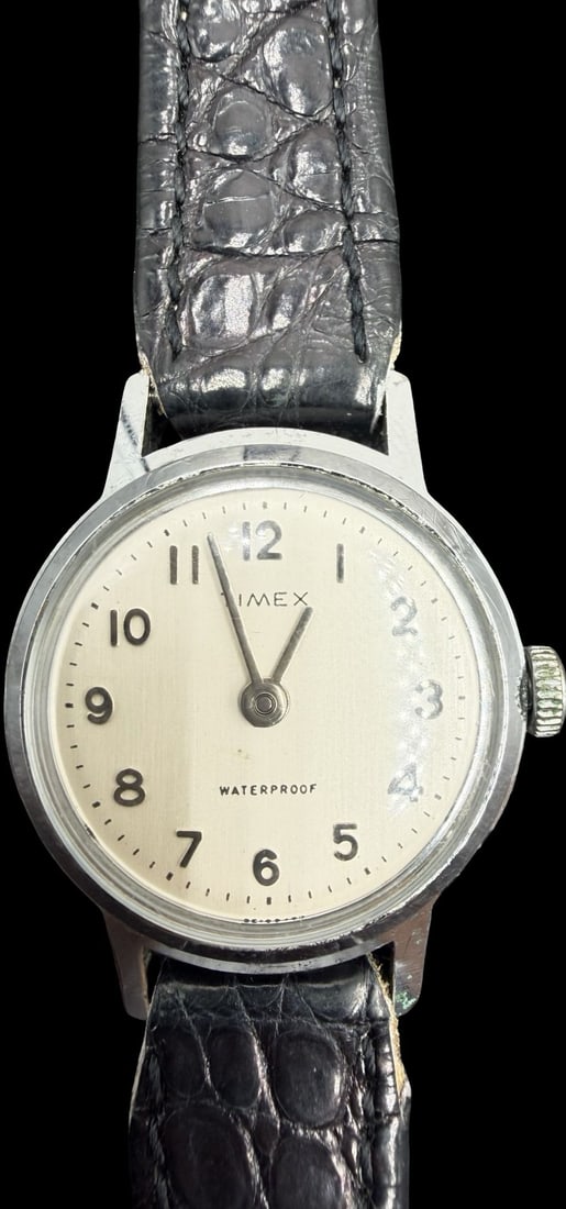 Amazing Vintage TIMEX Stainless Steel Silver Tone w/ Black Leather Strap Watch (1 of 4)