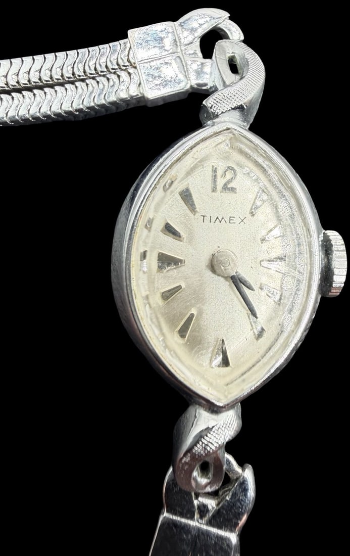 Gorgeous Vintage TIMEX Stainless Steel Silver Tone & Silver tone Strap Watch (1 of 4)