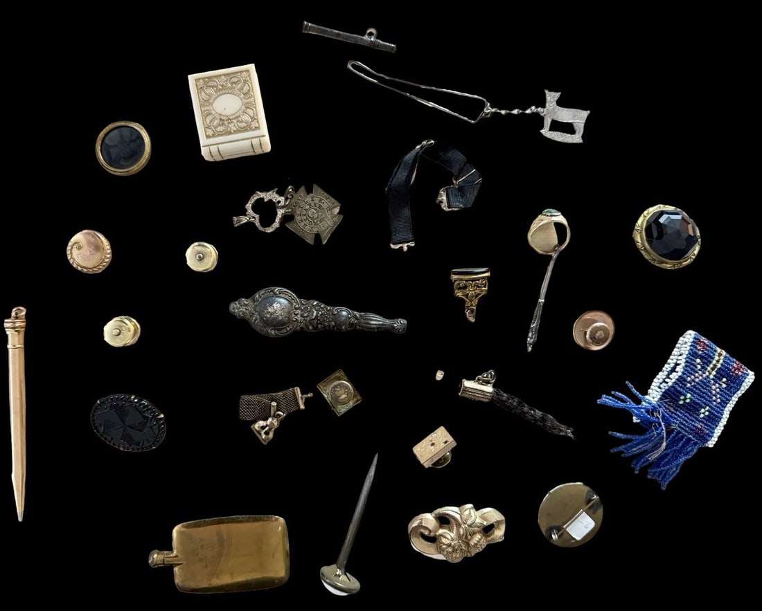 Stunning Lot of Vintage Mixed Jewelry: Good vintage condition w/ patina and wear according to age and use, see pictures. Weighs approx. 7 oz.