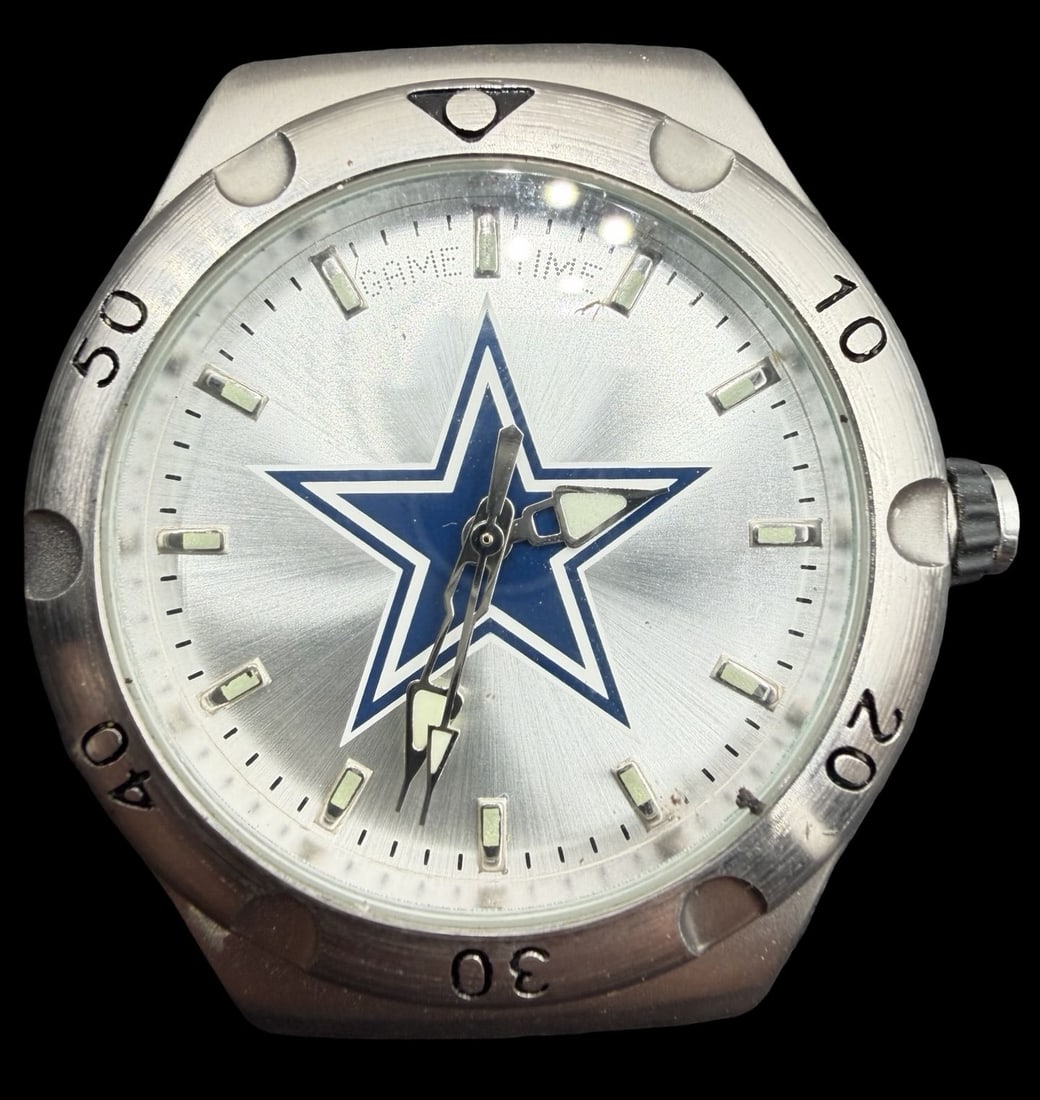 Vintage DALLAS COWBOYS Stainless Steel Silver Tone Watch: Good vintage condition w/ patina and wear according to age and use, see pictures. Dial measures approx. 1 1/4" long and 1 1/4" wide and weighs ca. 39.81 grams. Marked for DALLAS COWBOYS. The timepiece