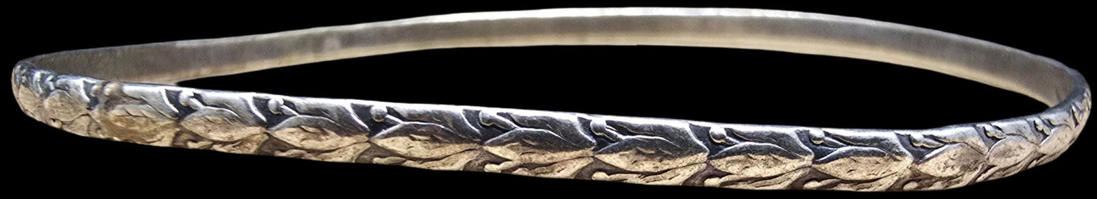 Beautiful Ornate Vintage Sterling Silver & Leaf Motif Bracelet: Good vintage condition w/ patina and wear according to age and use, see pictures. Measures approx. 2 1/2" wide and weighs ca. 7 grams. Marked Sterling Silver