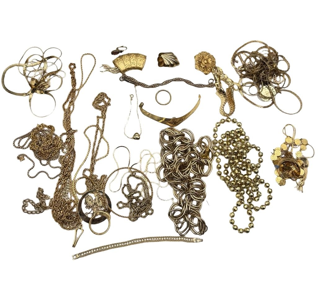 Lot of Vintage Costume Jewelry Chains w/ Gold-Tone Finish (1 of 5)