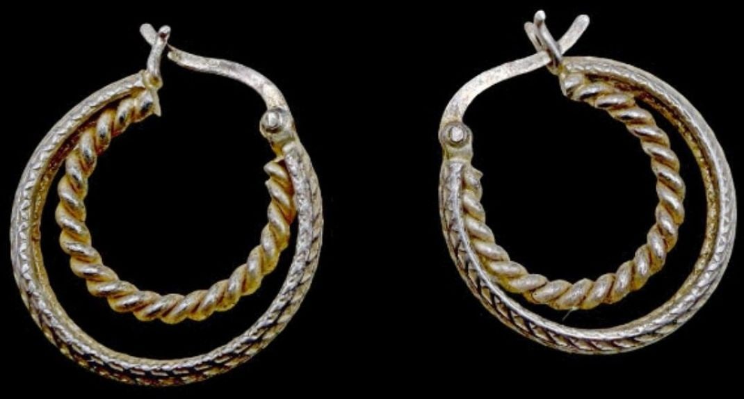 Amazing Ornate Vintage Gilt Sterling Silver Loop Earrings: Good vintage condition w/ patina and wear according to age and use, see pictures. Measures approx. 3/4" long and 3/4" wide and weighs ca. 2.9 grams. Tested for Sterling Silver
