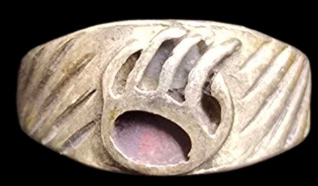 Vintage Mid-Century Native American Sterling Silver Bear Claw Ring: Good vintage condition w/ patina and wear according to age and use, see pictures. The ring is a size 5 and weighs ca. 3 grams. Marked Sterling Silver.