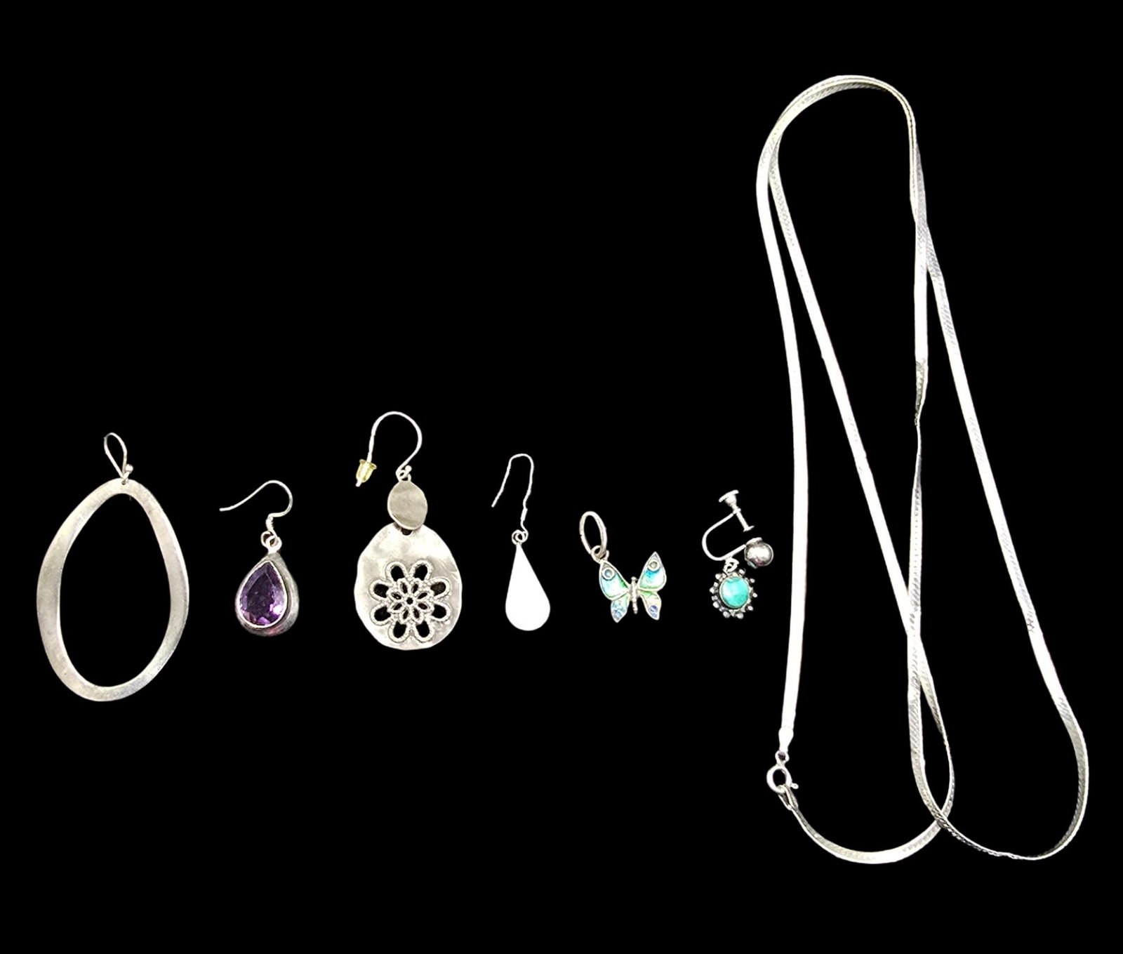 Beautiful Lot of Sterling Silver Jewelry: Good vintage condition w/ patina and wear according to age and use, see pictures. Weight is ca. 23.5 grams. Marked Sterling Silver.