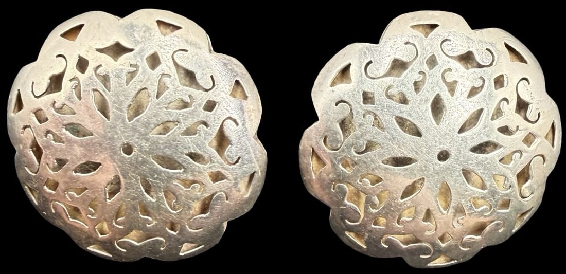 Gorgeous Vintage Mexico Sterling Silver Ornate Cutout Filigree Flower Clip On Earrings: Good vintage condition w/ patina and wear according to age and use, see pictures. Measures approx. 3/4" long and 3/4" wide and weighs ca. 8.9 grams. Marked Sterling Silver