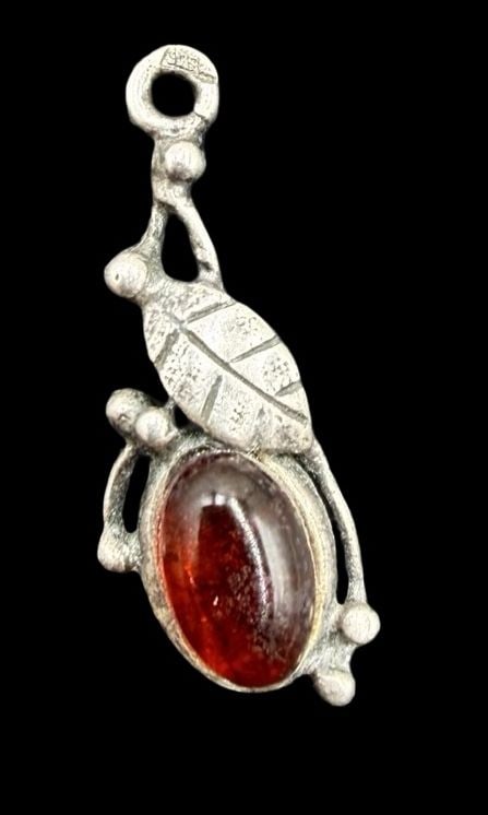 Stunning Ornate Vintage Sterling Silver w/ Amber & Leaf Pendant: Good vintage condition w/ patina and wear according to age and use, see pictures. Pendant measures approx. 1" long and 1/2" wide and weighs ca. 1.1 grams. Tested for Sterling Silver