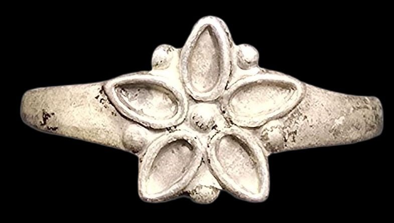 Vintage Mid-Century 1960s Native American BELL Trading Post Sterling Silver Floral Petal Ring: Good vintage condition w/ patina and wear according to age and use, see pictures. The ring is a size 4.5 and weighs ca. 1 gram. Marked Sterling Silver & Designer.