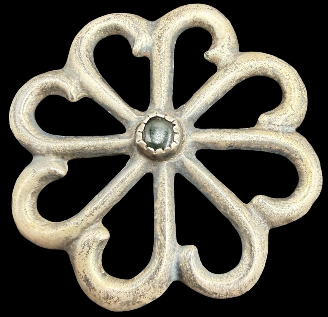 Stunning Ornate Vintage Gilt Sterling Silver & Black Onyx Pin Brooch: Good vintage condition w/ patina and wear according to age and use, see pictures. Measures approx. 2" long and 2" wide and weighs ca. 16.6 grams. Tested for Sterling Silver