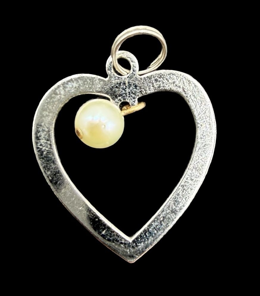 Stunning Ornate Vintage Sterling Silver Heart w/ Pearl Pendant: Good vintage condition w/ patina and wear according to age and use, see pictures. Pendant measures approx. 1" long and 3/4" wide and weighs ca. 1.4 grams. Marked Sterling Silver