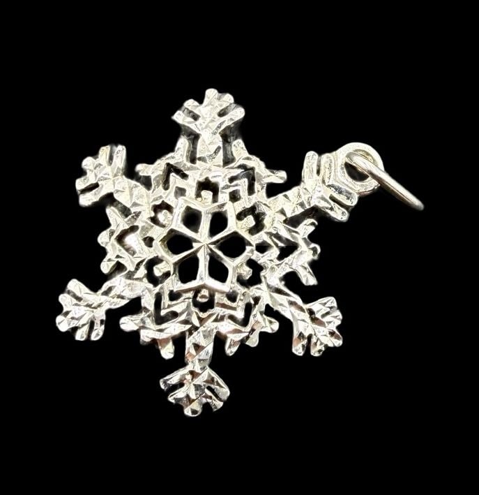 Beautiful Ornate Vintage Sterling Silver Star Pendant: Good vintage condition w/ patina and wear according to age and use, see pictures. Pendant measures approx. 3/4" long and 3/4" wide and weighs ca. 0.9 grams. Tested for Sterling Silver