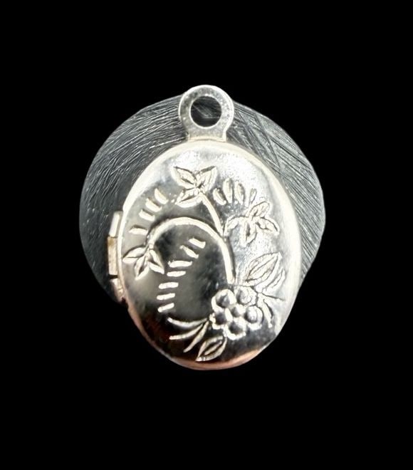 Beautiful Ornate Vintage Sterling Silver Engraved Flower Pendant: Good vintage condition w/ patina and wear according to age and use, see pictures. Pendant measures approx. 1/2" long and 1/2" wide and weighs ca. 0.7 grams. Tested for Sterling Silver