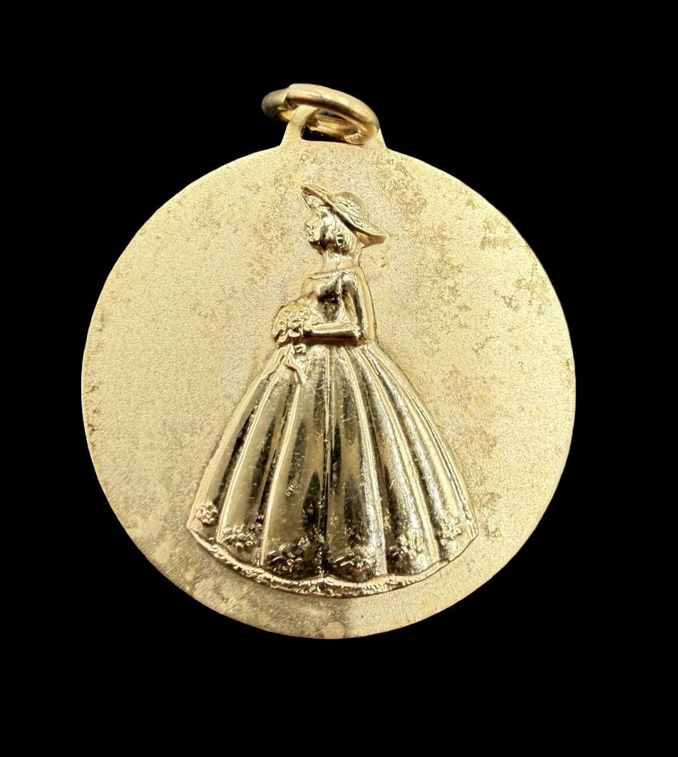 Beautiful Ornate Vintage Gold Filled Women's Pendant: Good vintage condition w/ patina and wear according to age and use, see pictures. Measures approx. 1" long and 1" wide and weighs ca. 4.7 grams.